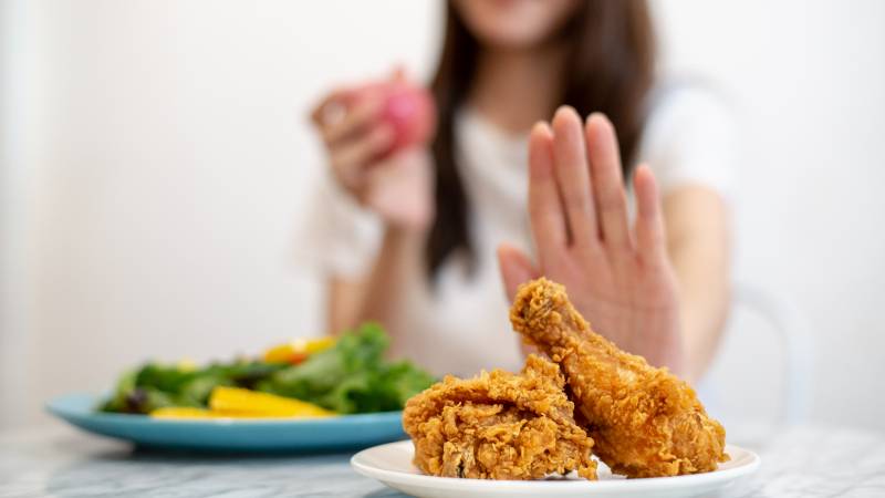 an-gi-de-phong-chua-thoai-hoa-khop-3 cần hạn chế tiêu thụ các chất béo không lành mạnh như dầu mỡ