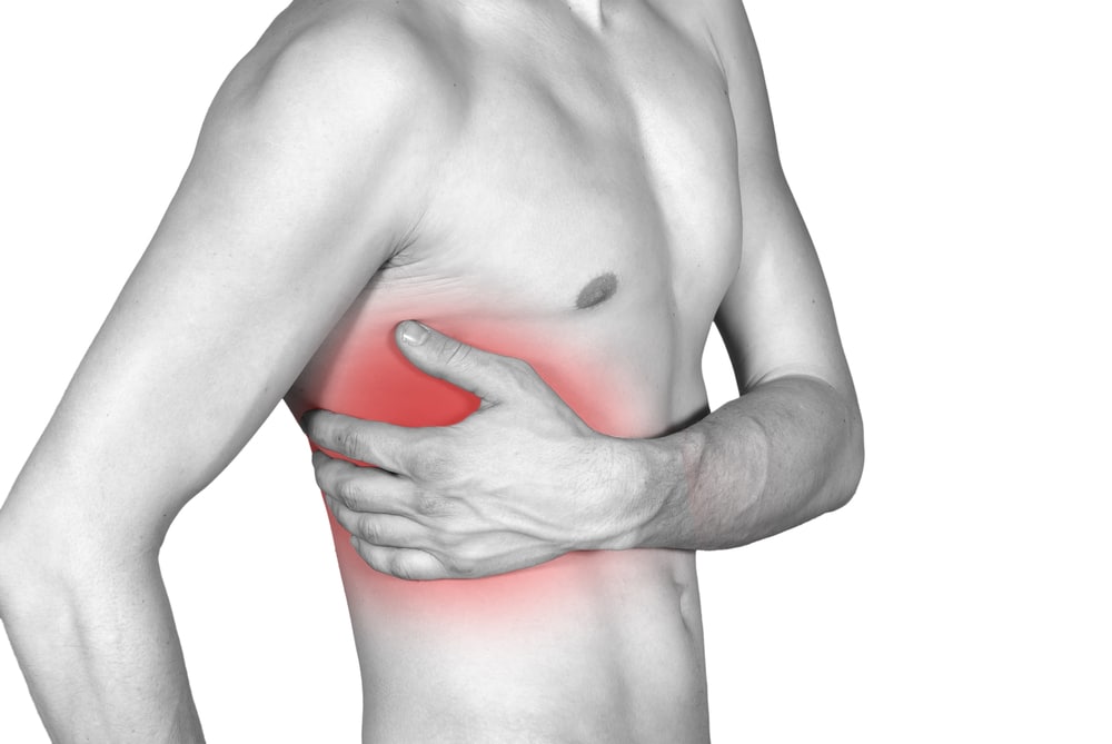 Ấn vào xương sườn thấy đau: Nguyên nhân và cách xử lý