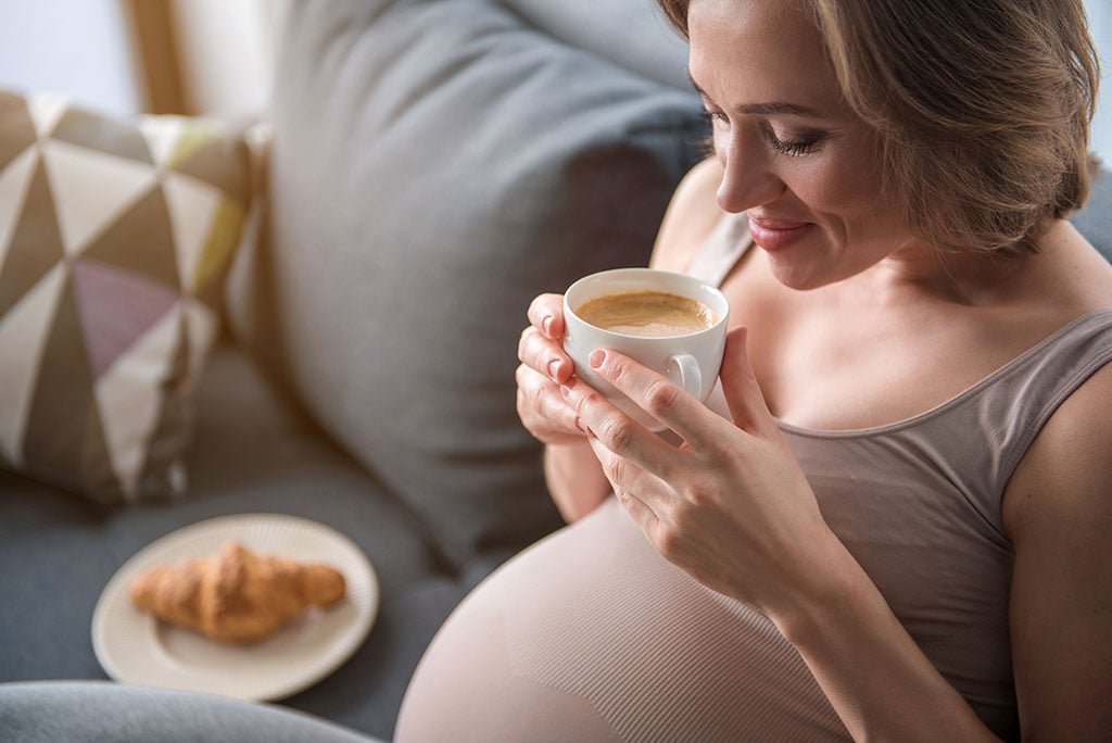 bau-uong-ca-phe-duoc-khong-1-1 Trong cà phê có chứa caffeine giúp mẹ tỉnh táo, tăng cường năng lượng