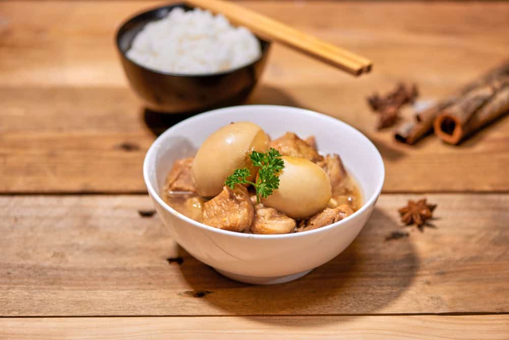 Người bệnh mạn tính nên ăn thịt kho trứng như thế nào?