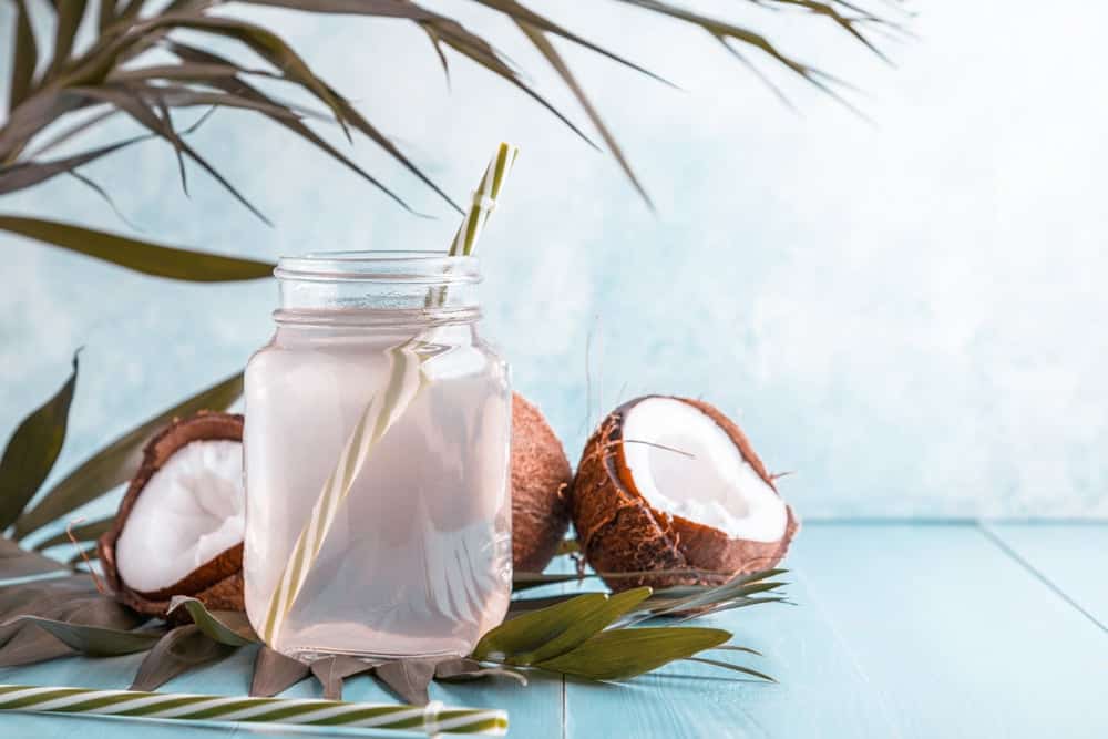 bị cảm uống nước dừa được không?