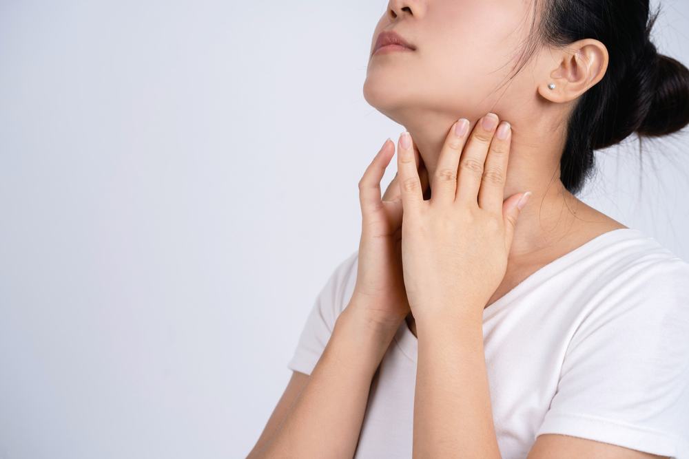 bị vướng ở cổ họng nhưng không đau là do đâu