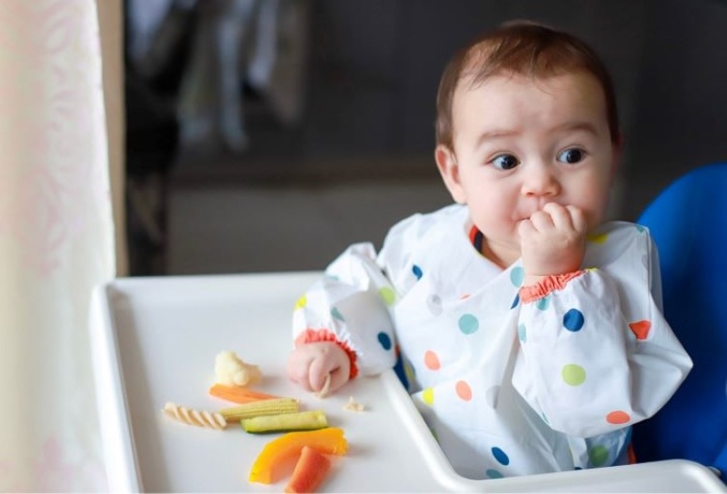 Luôn có người giám sát trẻ khi thực hiện ăn theo phương pháp BLW