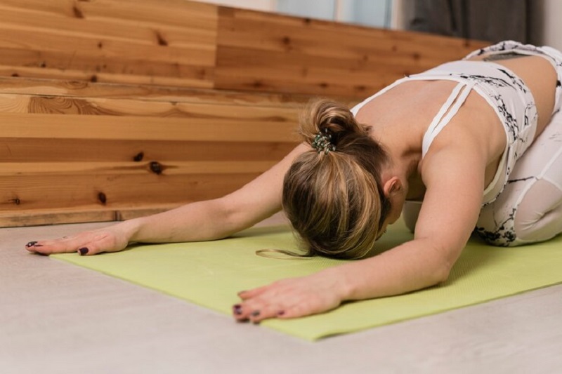 cach-tri-mat-ngu-cho-nguoi-tre-3-1 Thực hiện tư thế em bé trong bài tập yoga là một cách trị mất ngủ cho người trẻ