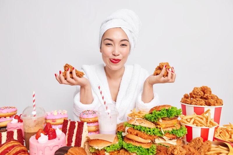 cang-da-bung-chung-da-mat-3 Không nên ăn nhiều đồ chiên rán và đồ ngọt