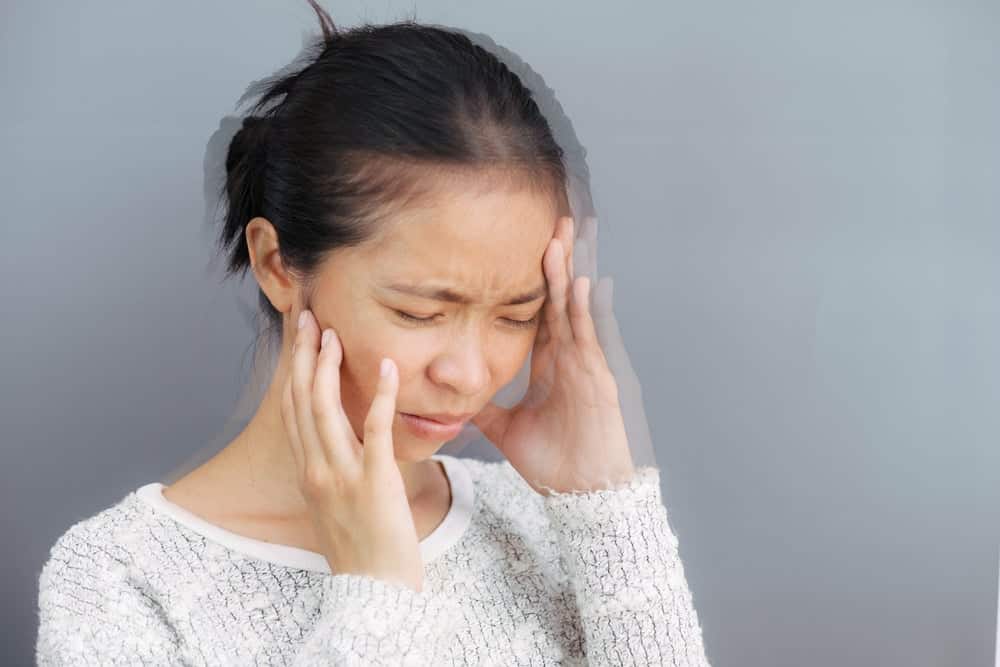 Chóng mặt buồn nôn: Triệu chứng đáng báo động của bệnh gì?