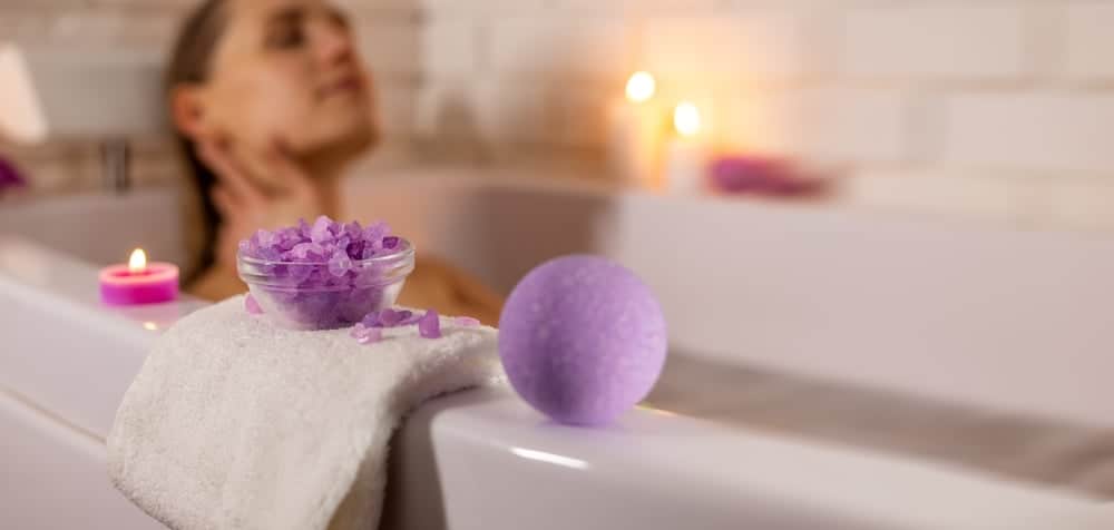 Có nên ngâm vùng kín bằng nước muối mỗi ngày hay không?