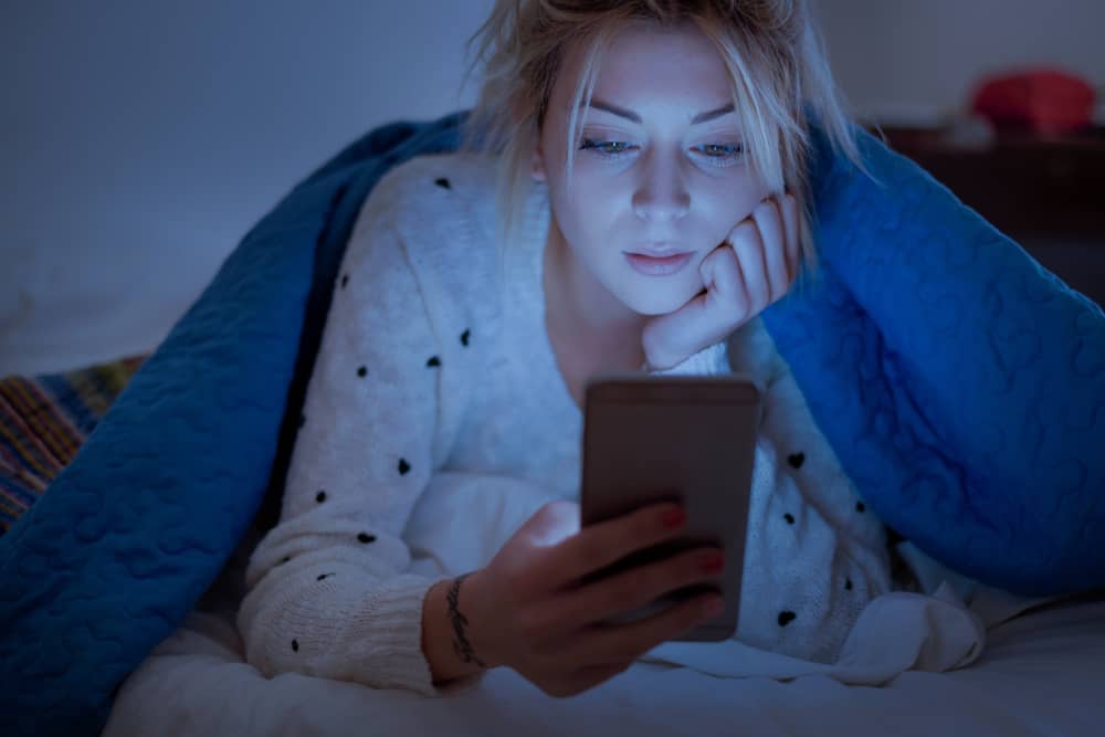 đọc sách trước khi ngủ: ebooks hay sách giấy