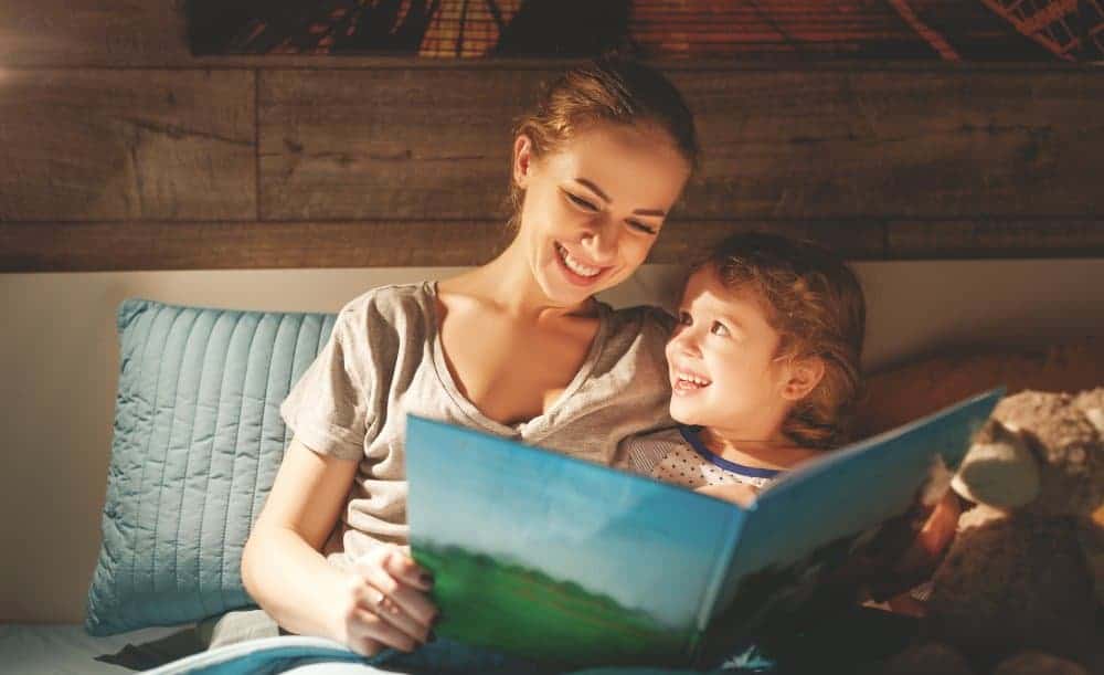 đọc sách trước khi ngủ với trẻ