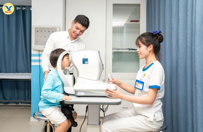 giam-can-thi-1-2-do-khong-can-phau-thuat-4 Phụ huynh nên đưa trẻ đi khám mắt nếu có biểu hiện nghi ngờ bị cận thị