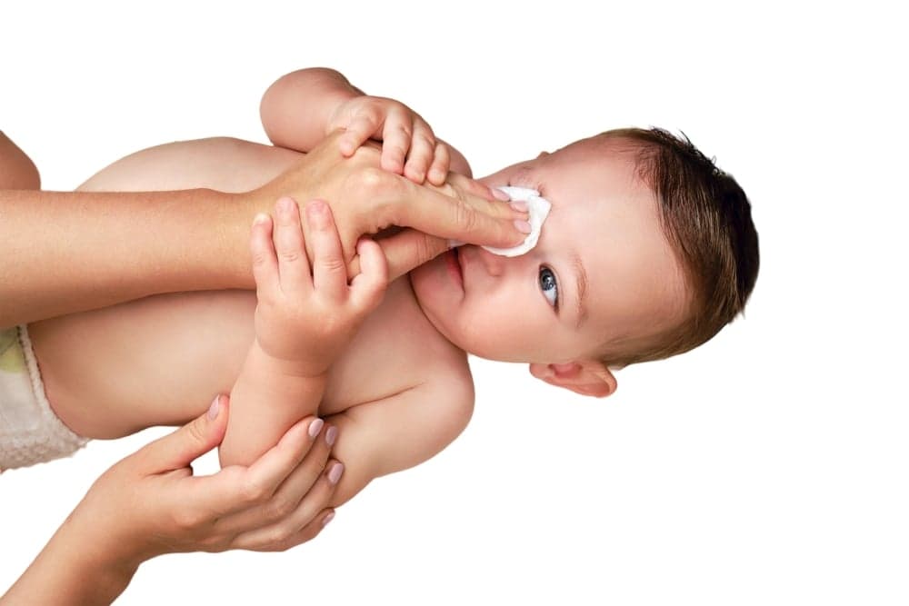 làm sạch ghèn mắt tại nhà