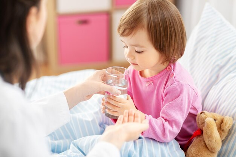 Cho bé dùng thuốc theo toa của bác sĩ khi điều trị nấm miệng