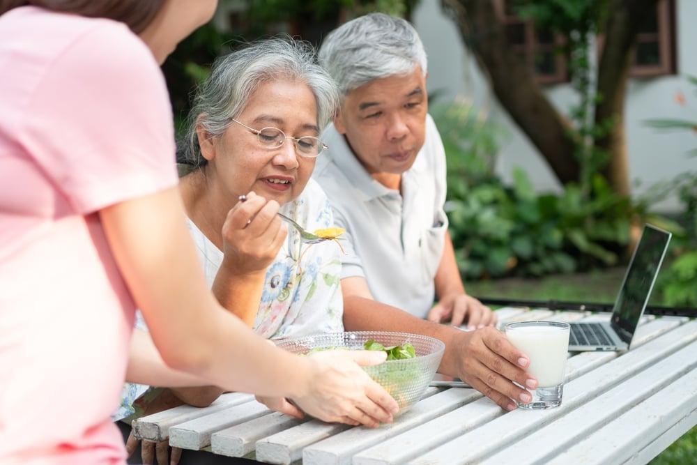 người già chán ăn nên bổ sung nhiều rau xanh