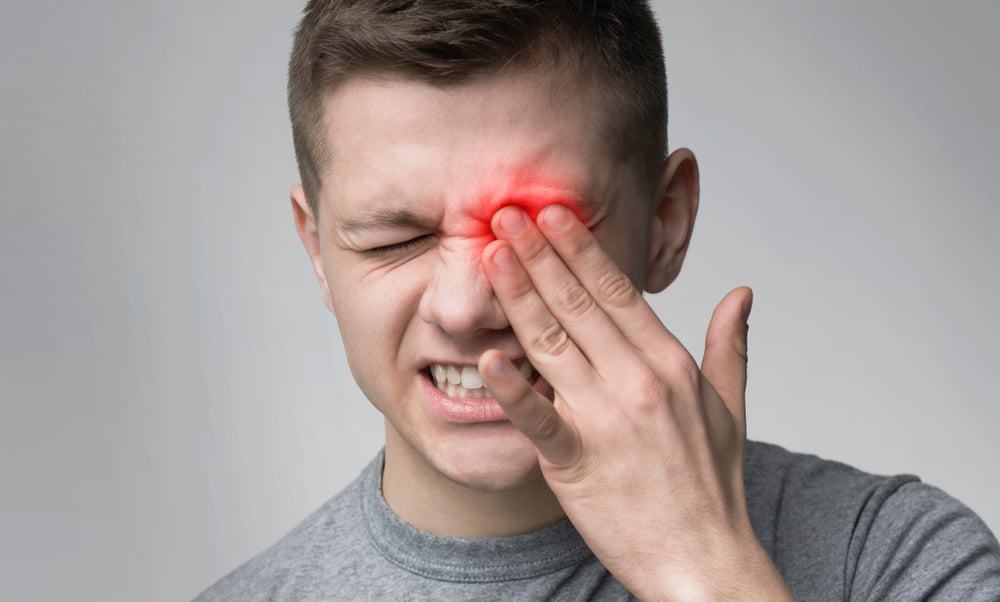 nhức 1 bên mắt do nhiễm trùng