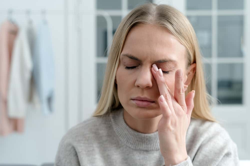 Nhức 1 bên mắt là bị gì? Điểm danh những nguyên nhân thường gặp