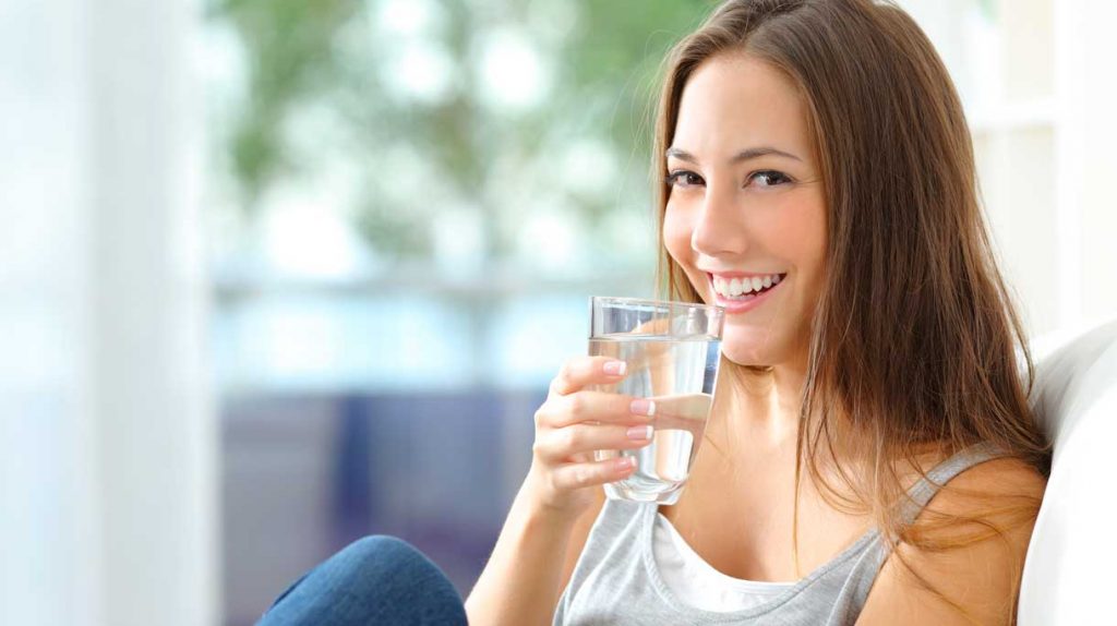 om-nghen-4 Mẹ bầu nên uống đủ nước để làm giảm tình trạng ốm nghén