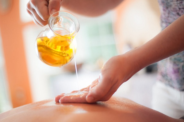 ran-da-2 Áp dụng massage bằng một số tinh dầu tự nhiên có thể cải thiện lưu thông máu và độ đàn hồi của da.