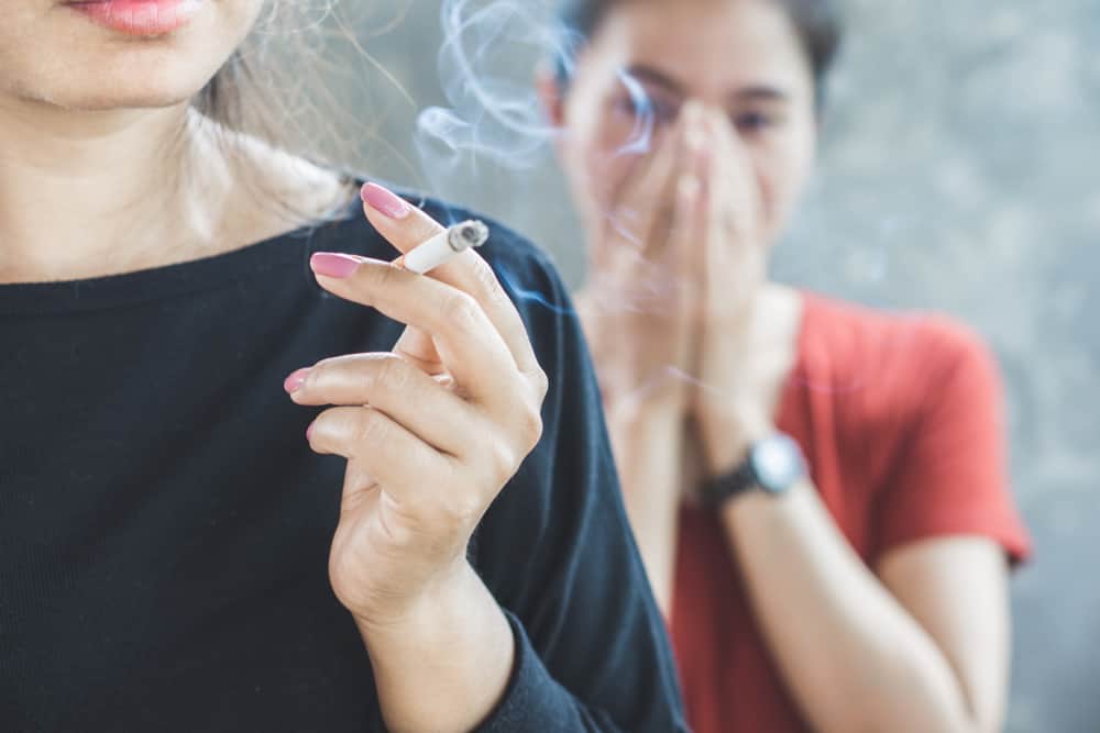 răng có vết đen do hút thuốc lá