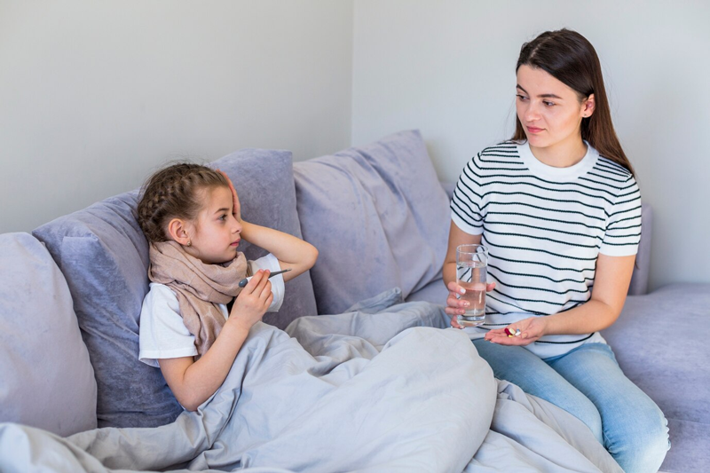 Cho trẻ dùng thuốc và tích cực uống nước để mau hồi phục