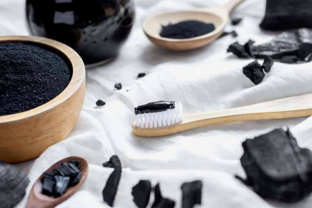 tai-sao-danh-rang-thuong-xuyen-ma-rang-van-vang-4 Dùng kem đánh răng than hoạt tính để loại bỏ răng ố vàng