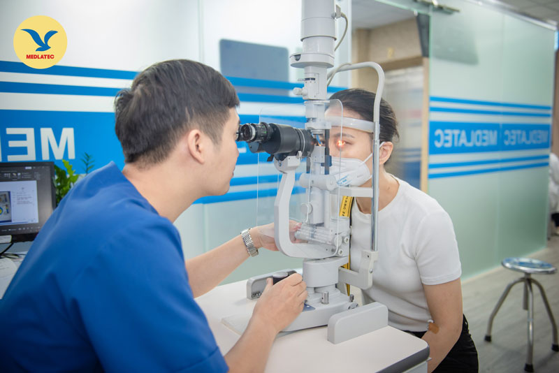 thuoc-nho-mat-eyemiru-4-1 Khám mắt thường xuyên để phát hiện sớm bệnh về mắt.