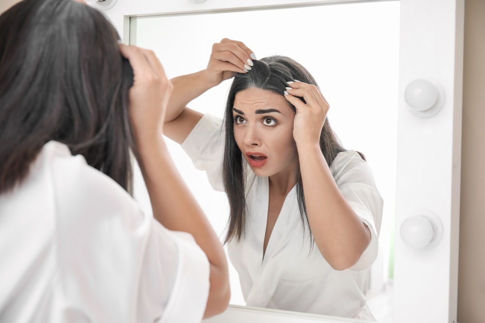 Tóc bạc sớm ở nữ: Nguyên nhân và giải pháp để tóc nhanh đen mượt trở lại