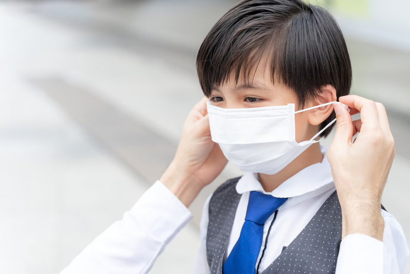 Luôn đeo khẩu trang cho trẻ mỗi khi đi ra ngoài