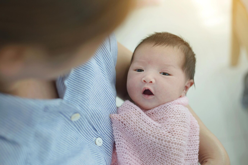 tre-so-sinh-bi-kho-khe-4 Khi trời lạnh, hãy giữ ấm cho bé để phòng cảm lạnh, khò khè