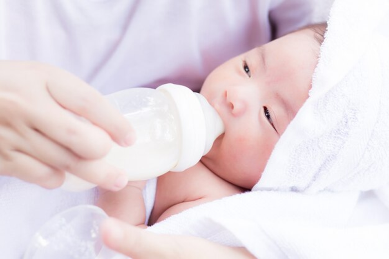 tre-so-sinh-di-ngoai-co-nhay-2 Trẻ dị ứng với đạm sữa có thể đi ngoài có nhầy