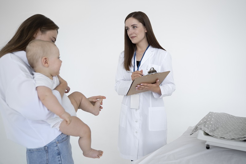 tre-so-sinh-di-ngoai-co-nhay-4 Cho bé đi khám nếu đi ngoài có nhầy kèm sốt, quấy khóc, mệt mỏi