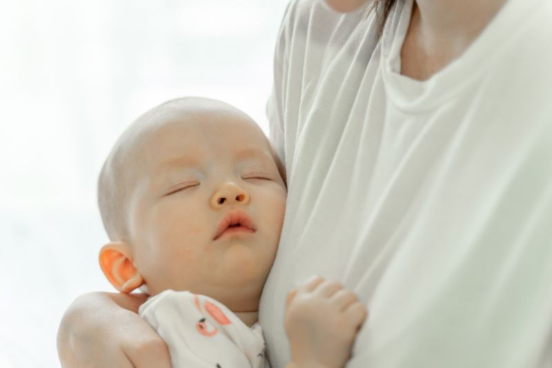 tre-so-sinh-uong-bao-nhieu-ml-sua-mot-lan-2 Trẻ bú no thường sẽ tự nhả ti và ngủ ngon giấc