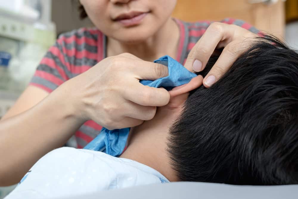 vành tai bé bị sưng đỏ ngứa