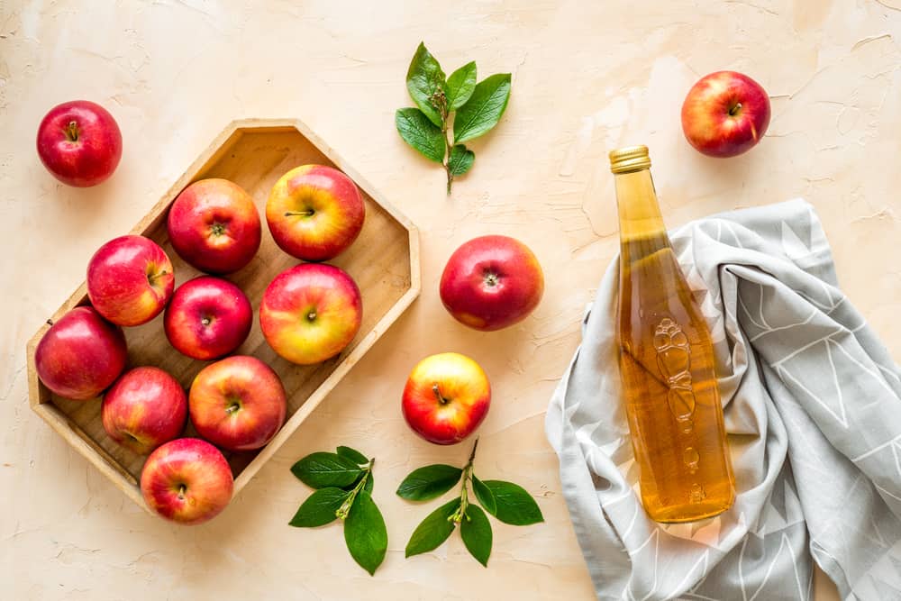 vết ong đốt bị ngứa phải làm sao: bôi giấm táo