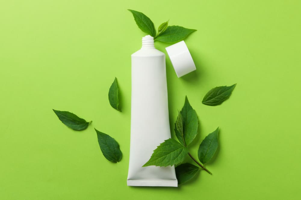 vết ong đốt bị ngứa phải làm sao: bôi kem đánh răng