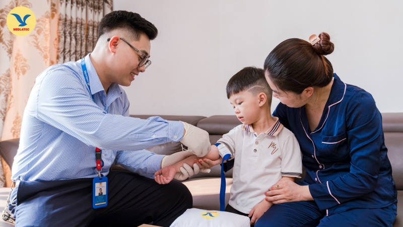 Chị Bùi Thu Lan bày tỏ sự hài lòng và tin chọn sử dụng dịch vụ xét nghiệm vi chất tại nhà MEDLATEC