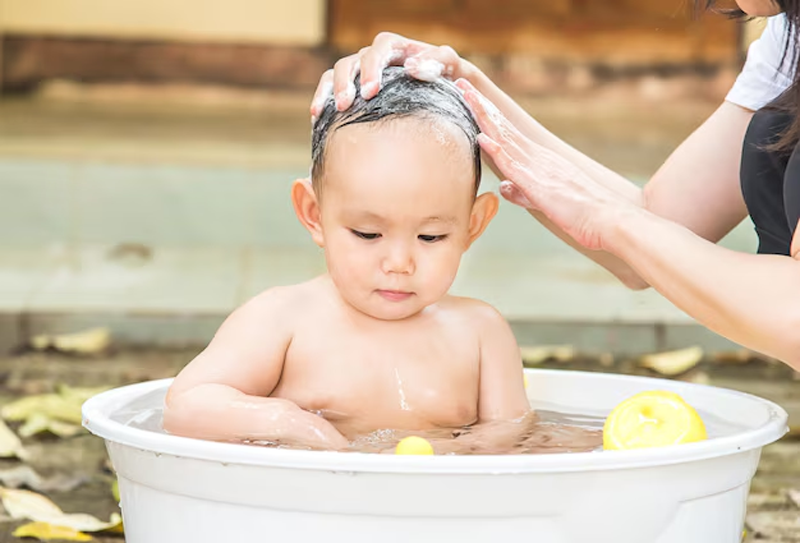 viem-da-co-dia-tre-em-2 Tắm bé bằng nước ấm và dùng sữa tắm dịu nhẹ