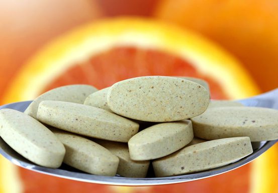 vien-c-sui-2 Lượng vitamin C khuyến nghị hàng ngày thay đổi theo độ tuổi, giới tính, và tình trạng sức khỏe.