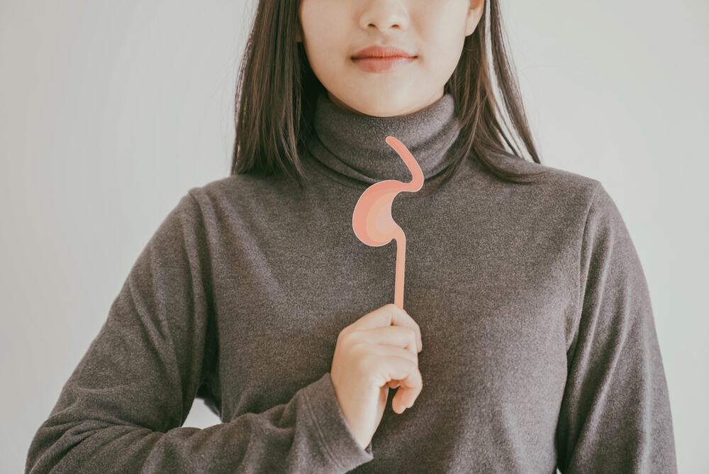vướng ở cổ họng nhưng không đau do trào ngược