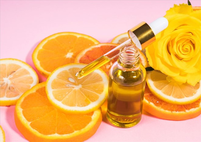 xaswe77l-tham-mun-2 Serum chứa Vitamin C giúp làm sáng da và mờ thâm hiệu quả.