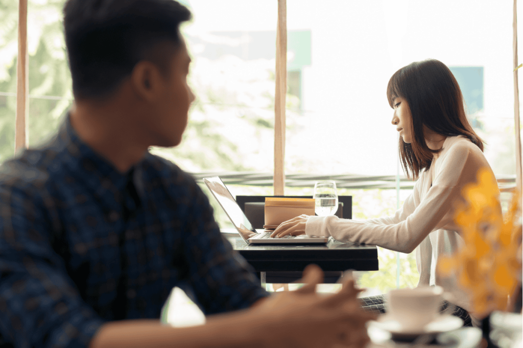 Yêu từ cái nhìn đầu tiên là gì? Dấu hiệu bạn đã yêu từ cái nhìn đầu tiên